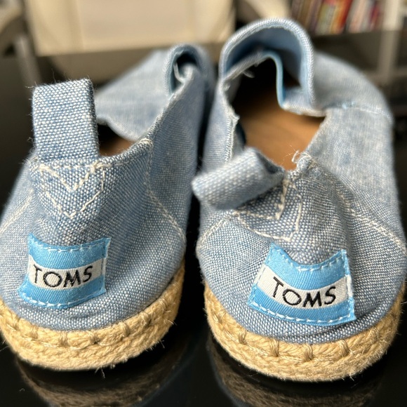 TOMS Blue Chambray Slip Ons Espadrilles NWOT - Picture 3 of 5